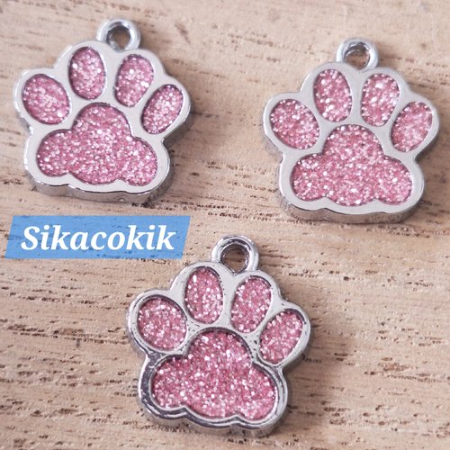 1 breloque patte animal pailleté rose clair sur métal argenté 16*16mm