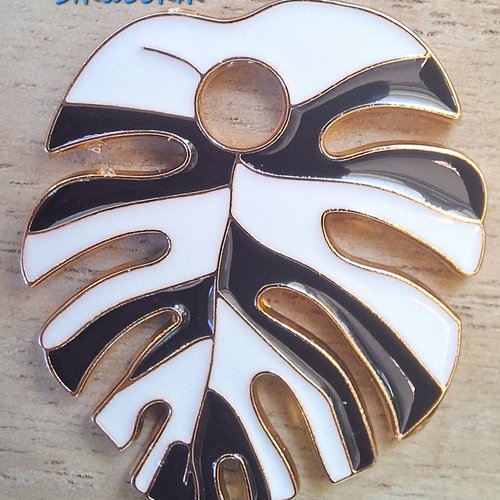 1 breloque feuille monstera tons noir et blanc 33*30mm émail et métal doré