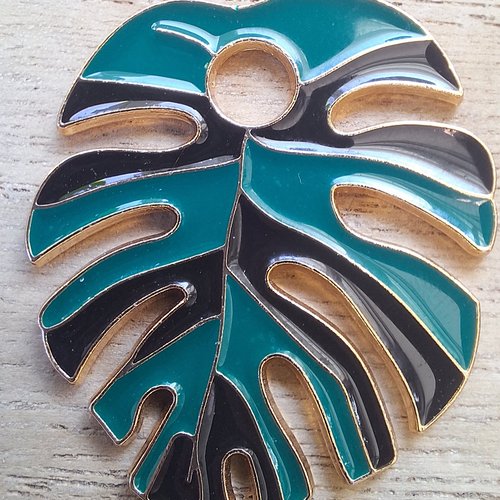 1 breloque feuille monstera tons noir et vert 33*30mm émail et métal doré