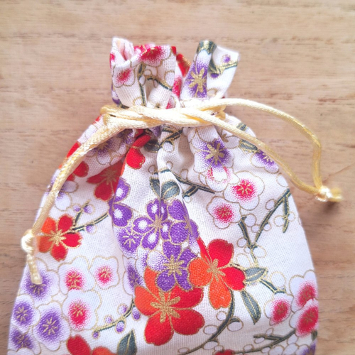 2 sacs pochons en tissu blanc crème fleurs blanc rouge violette 14cm sur 10cm pour décoration, cadeau, bijou ...