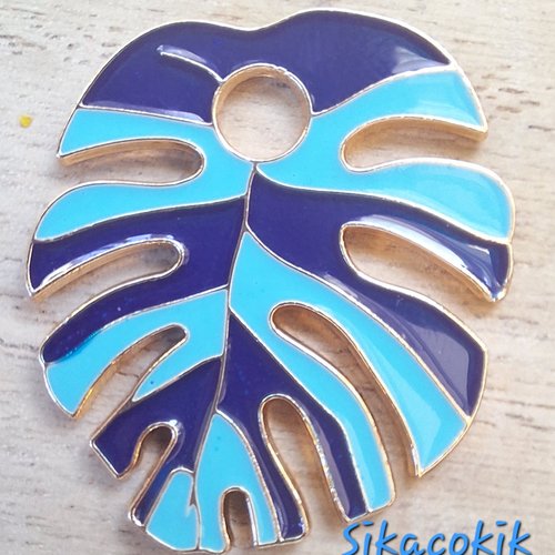 1 breloque feuille monstera tons bleus 33*30mm émail et métal doré