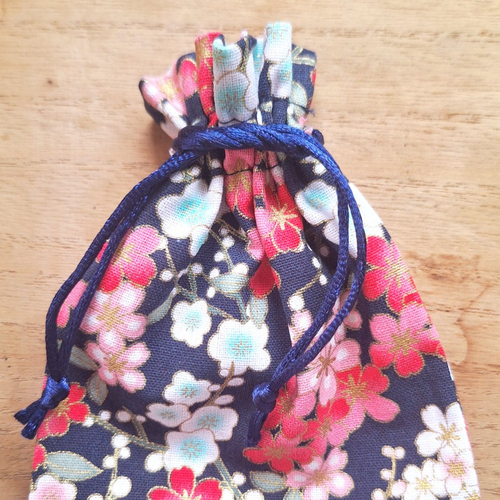 2 sacs pochons en tissu fleurs bleu foncé 14cm sur 10cm pour décoration, cadeau, bijou ...