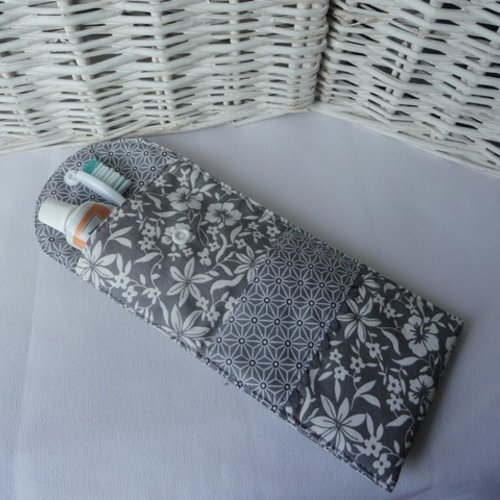 Etui brosse à dent et dentifrice fleurs gris et blanc 7