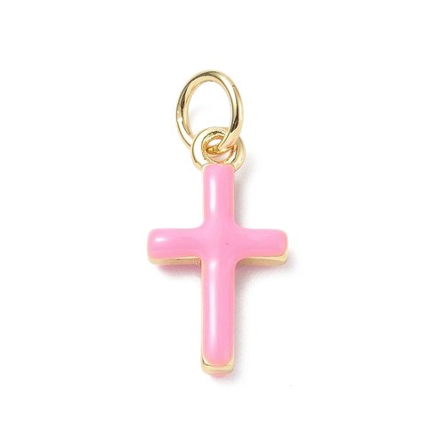 Pendentif croix émaillée rose en laiton plaqué or – petite breloque religieuse 15 mm