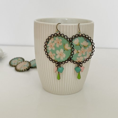 Boucles d'oreilles dentelle bronze resine et papier japonais motif fleurs de cerisier tons vert et rose -