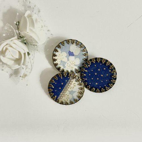 Ensemble de trois pin's assortis bronze resine et papier japonais motif fleurs et pois tons marine et bleu -