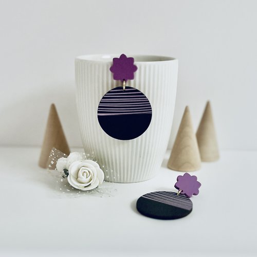 Boucles d'oreilles rondes bois de bouleau et acrylique tons violet et noir