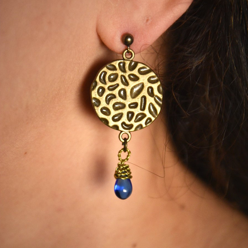Boucles d'oreilles ronde de bronze travaillé et perle goutte bleu