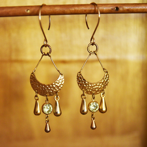 Demi-lune or martelé & zircon vert olive