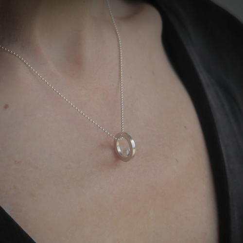 Collier chaîne boule en argent avec pendentif cercle perle blanche. bijou de créateur