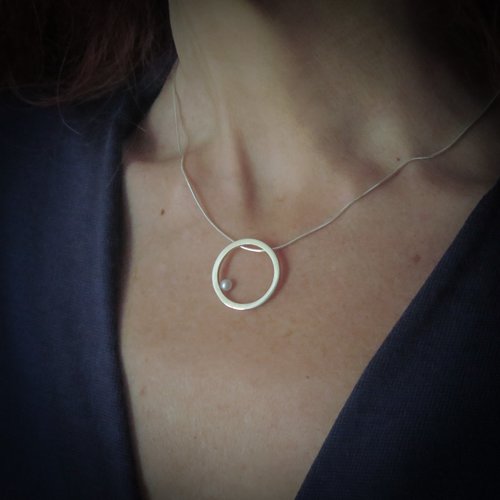 Collier pendentif cercle perle blanche argent massif, ras du cou chaîne serpent, fil carré d'argent 2 mm, bijou géometrique