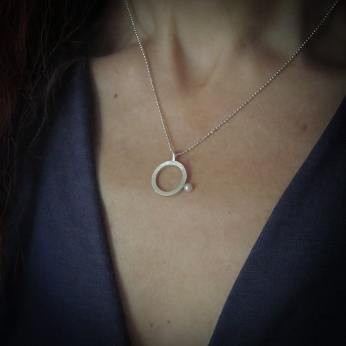 Collier pendentif cercle perle blanche argent massif. chaîne à boule. bijou minimaliste. sur commande
