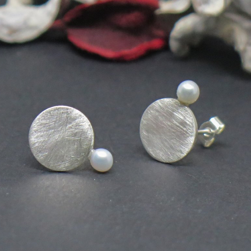 Boucles d'oreilles disque perle argent massif. perle blanche d'eau douce. puces d'oreilles rondes. bijoux personnalisés