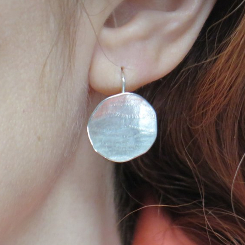 Boucles d'oreilles disque pendante argent. boucles d'oreilles traversantes. texture cuir. bijoux personnalisés