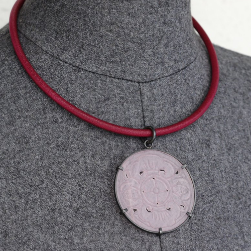 Collier cordon cuir fuchsia avec gros médaillon quartz rose taillé, collier argent noir, bijou pierre protection