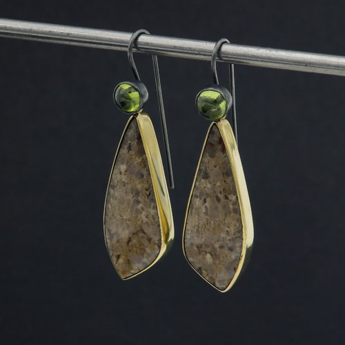Boucles d'oreilles bois fossilisé et péridot argent noir et plaqué or 18k, bijoux uniques de créateur