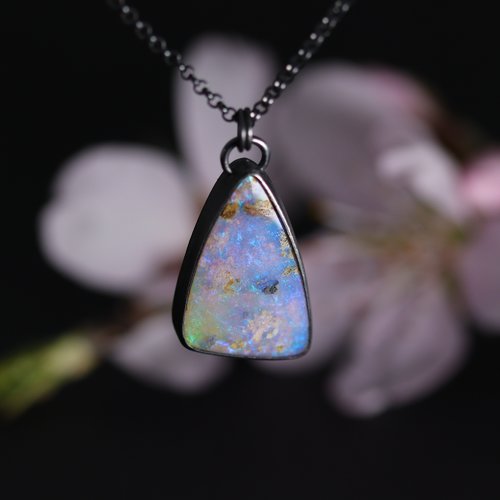 Collier avec pendentif serti d'une opale boulder en argent noir, véritable opale d'australie