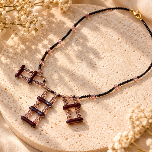 Collier artisanal graphique en cristal et céramique rose et noir – 40 cm