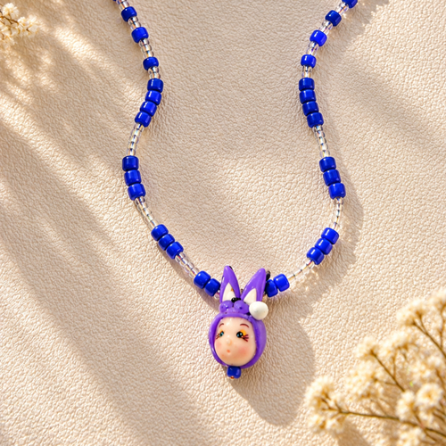Collier fantaisie lapin violet et perles bleues – 39 cm