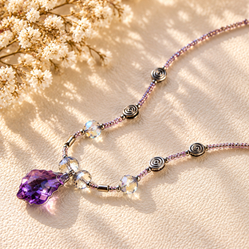 Collier artisanal en cristal violet et perles facettées – acier inoxydable – 40 cm