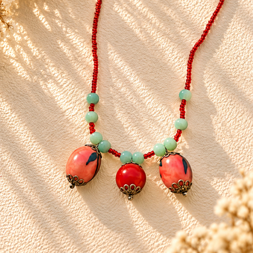 Collier artisanal rouge et vert d’eau en céramique et verre – 42 cm