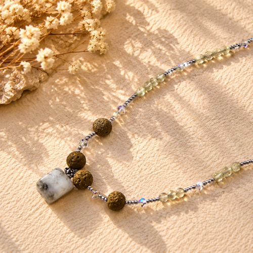 Collier artisanal en jaspe, pierre de volcan et cristal – 40 cm