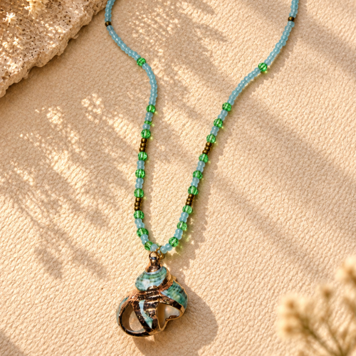 Collier artisanal coquillage turquoise et perles de cristal – 43 cm
