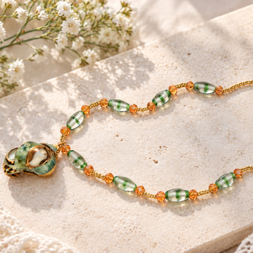 Collier artisanal coquillage vert et doré – perles de cristal et verre – 41 cm