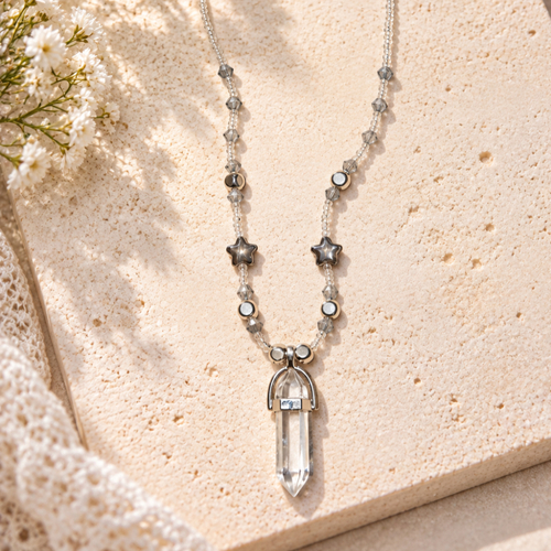Collier artisanal pointe en cristal transparent et perles argentées – 41 cm