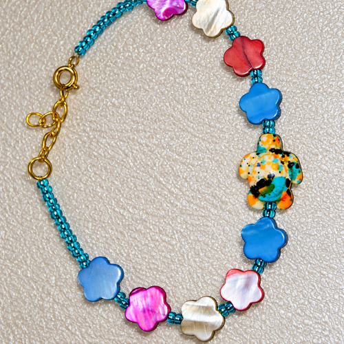 Bracelet artisanal tortue et fleurs en nacre multicolore – perles de rocaille et acier inoxydable