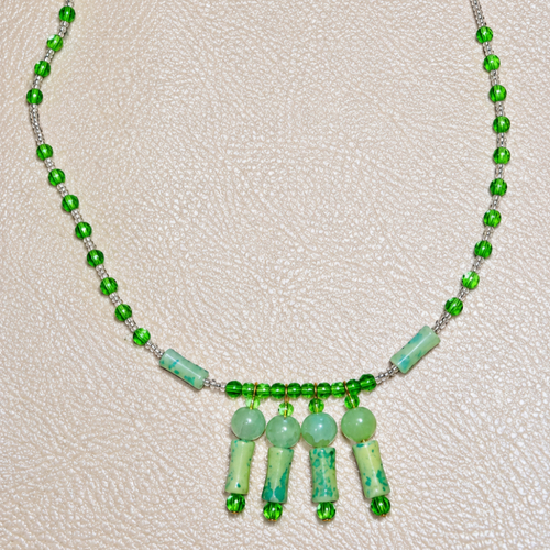 Collier artisanal vert à pampilles – perles de cristal, verre et rocaille – acier inoxydable