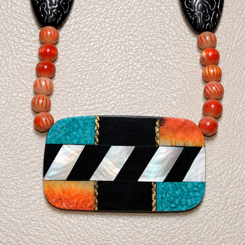 Collier artisanal ethnique orange et turquoise – œil de chat, bois et pendentif acrylique