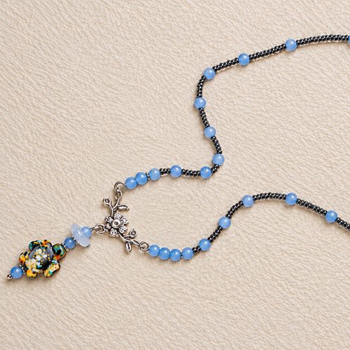 Collier artisanal bleu à pendentif tortue multicolore – perles de verre et rocaille – acier inoxydable
