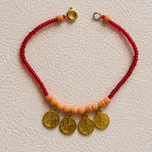 Bracelet artisanal rouge et orange à 4 médailles dorées – perles de rocaille et acier inoxydable