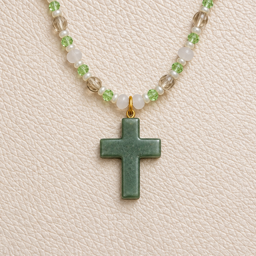 Collier chrétien artisanal à croix en jade vert – perles de verre, cristal et rocaille