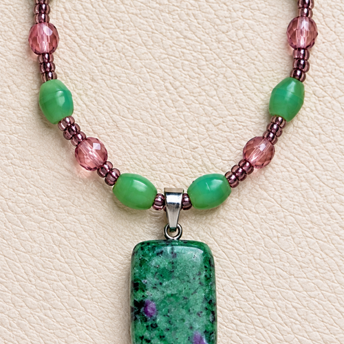 Collier artisanal vert et rose avec pendentif en fuchsite – céramique, cristal et rocaille
