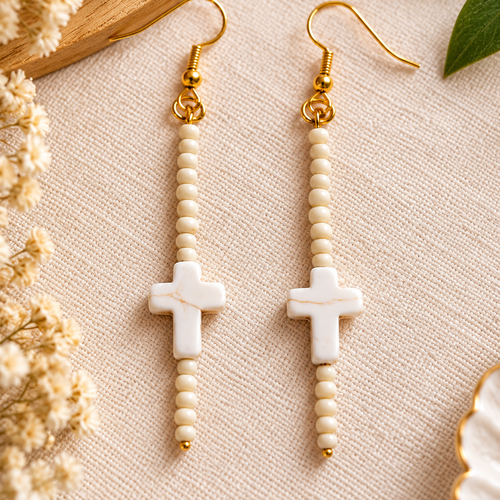 Boucles d'oreilles croix en turquoise blanche – acier inoxydable – bijou chrétien artisanal