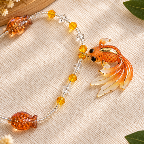 Collier fantaisie poisson orange – perles de verre et cristal – pendentif acrylique – bijou artisanal