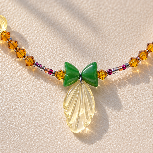 Collier fantaisie artisanal en cristal et verre – nœud vert et pendentif feuille