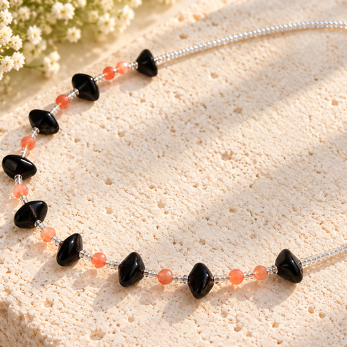Collier artisanal noir et corail – perles en verre, cristal et rocaille – bijou fantaisie femme