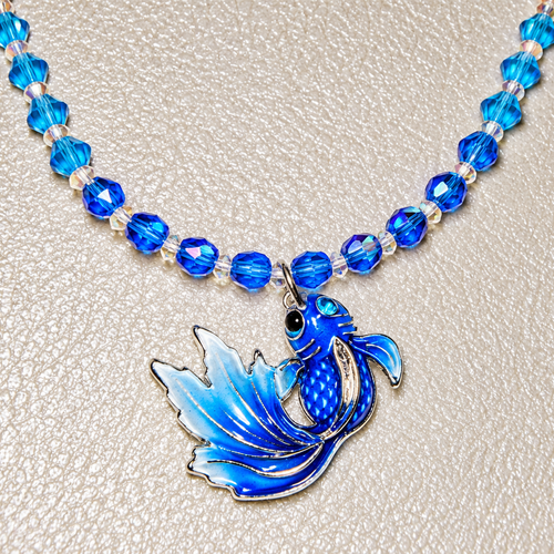 Collier poisson bleu en perles de cristal et rocaille – pendentif acrylique – acier inoxydable
