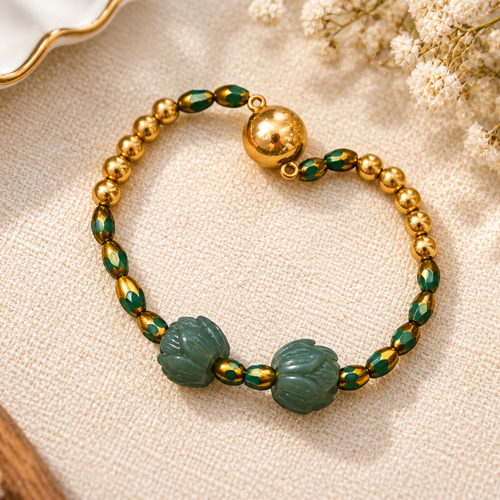 Bracelet artisanal vert et doré – perles bodhi, verre et acrylique – acier inoxydable