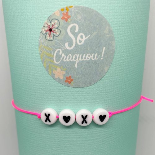 Bracelet message xoxo sur cordon rose fluo