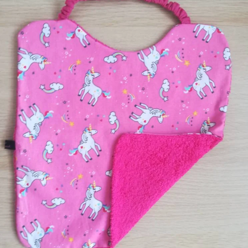 Serviette élastiquée (rose motif licorne)