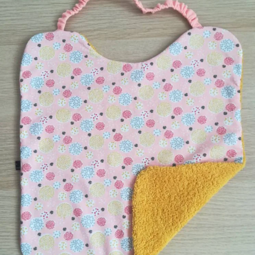 Serviette élastiquée (motif feu d'artifice rose)
