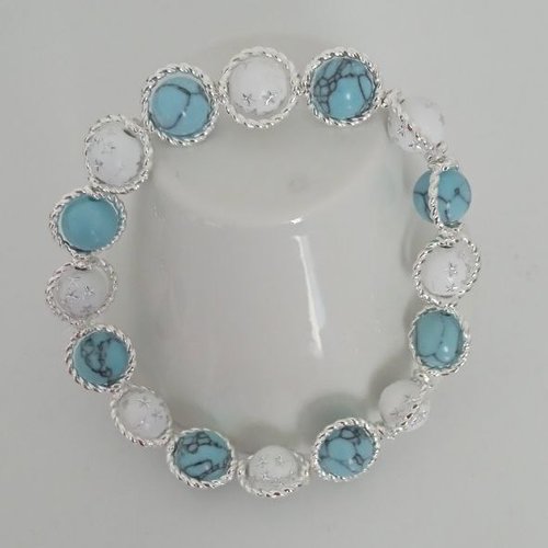 Bracelet en turquoise bleue et perles acryliques blanches étoilées