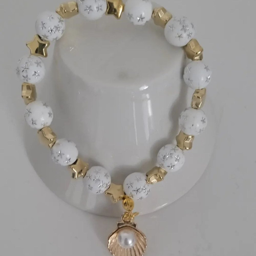 Bracelet en perles acryliques blanches étoilées
