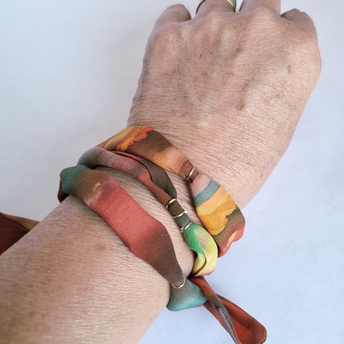 Bracelet ruban de soie peint main chamaré orange, brun, vert émeraude