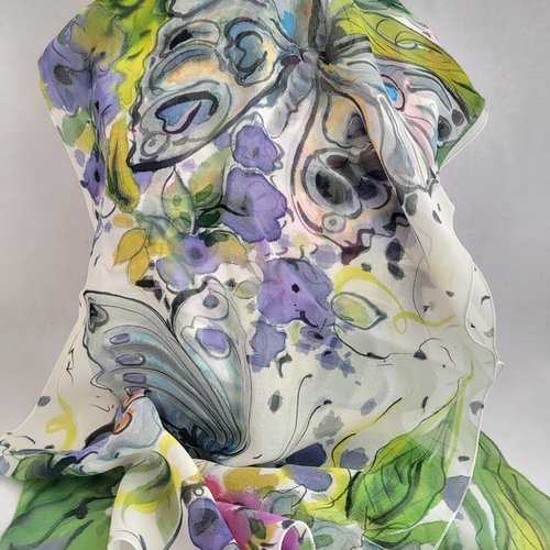 Echarpe en crêpe de soie peinte a la main motif papillons