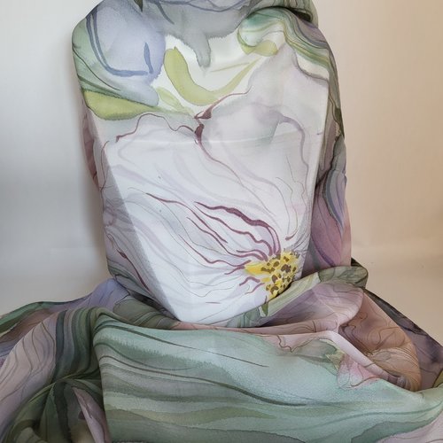 Etole en soie crêpe de chine peinte à la main motif fleuri iris